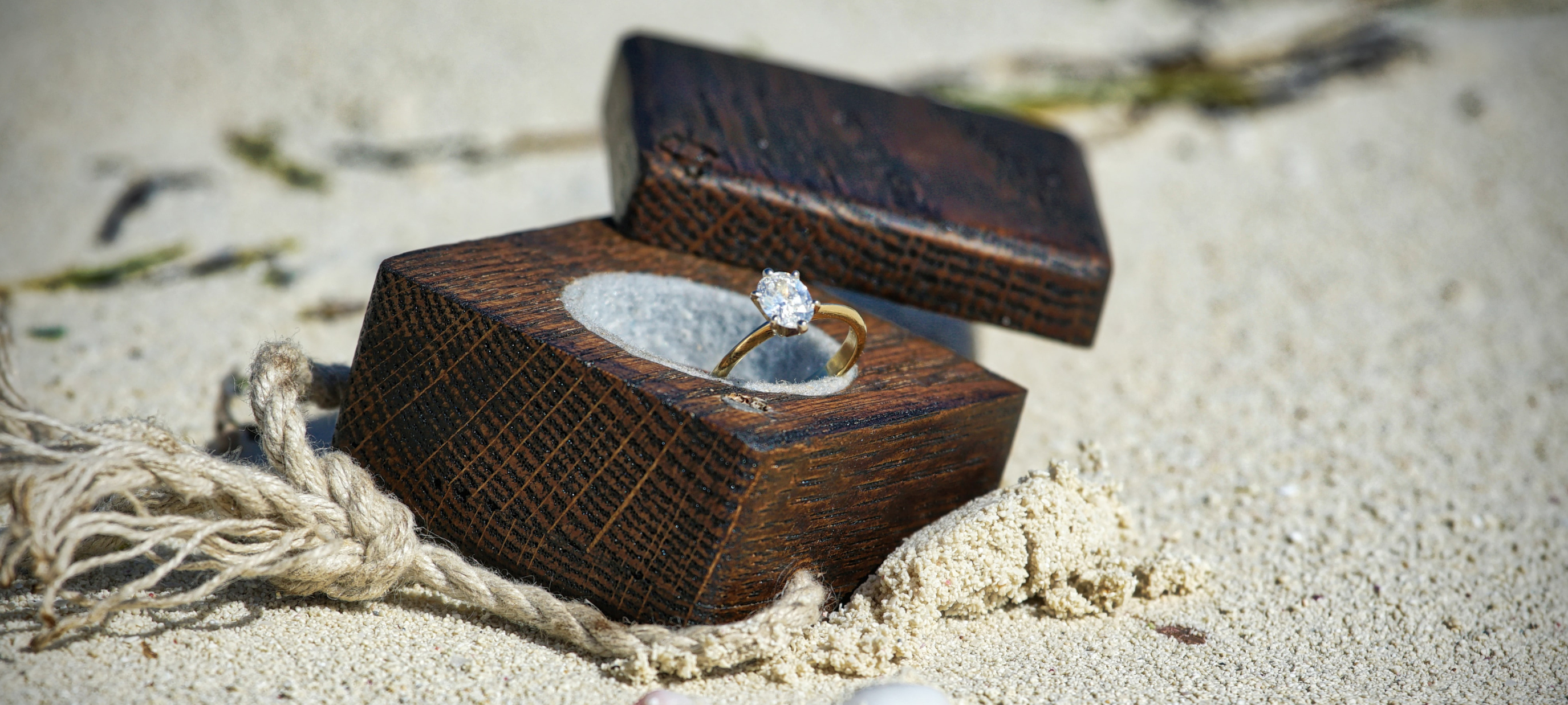 How to Choose an Engagement Ring That Suits Your Hand Shape