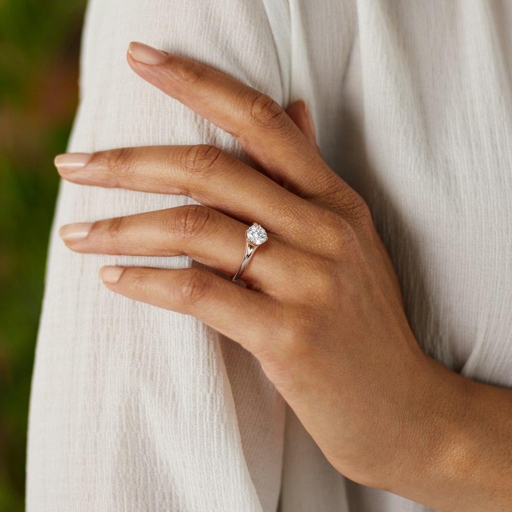 2.0CT Round Cut Unique Shank Diamond Moissanite Engagement Ring