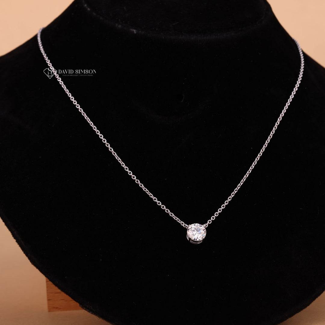 Floating Round Diamond
14k Gold Round Necklace
Sterling Silver Solitaire
VVS Round Brilliance
Elegant Everyday Jewelry
Simple Round Pendant