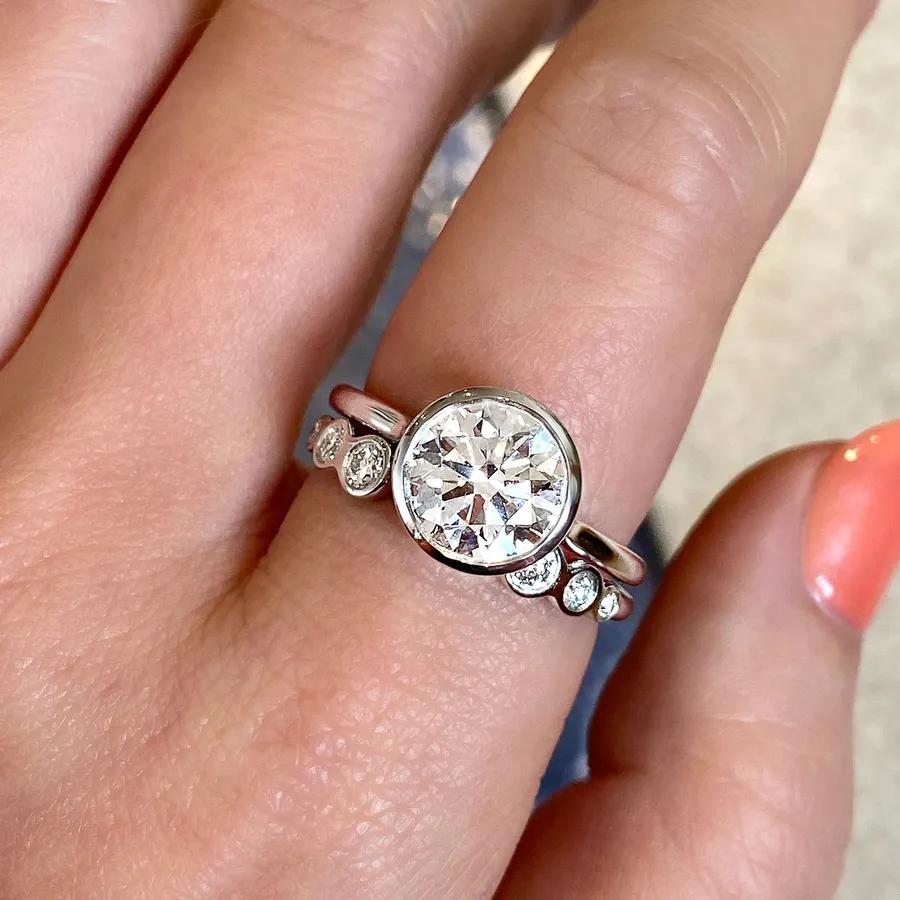 round-bezel-open-moissanite-bridal-wedding-band