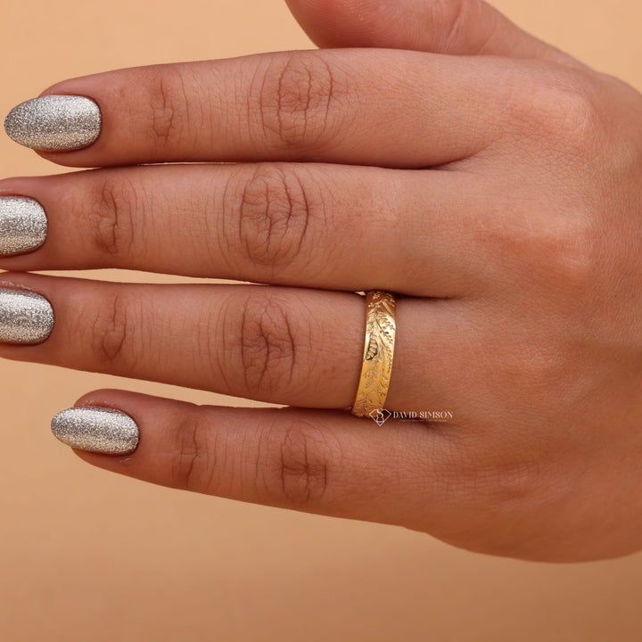 Classic Gold Wedding Ring
Simple 18K Gold Band
18K Yellow Gold Band
