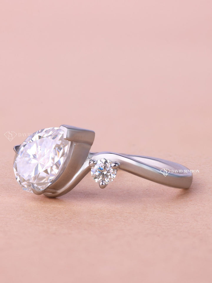 2.0CT-3.0CT Pear Cut Moissanite Diamond Curved Engagement Ring
