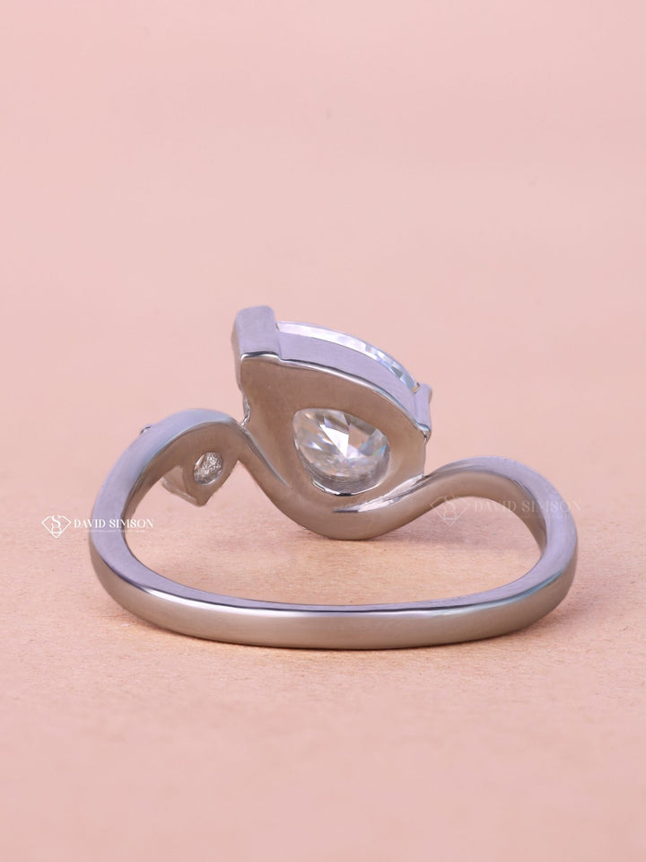 2.0CT-3.0CT Pear Cut Moissanite Diamond Curved Engagement Ring
