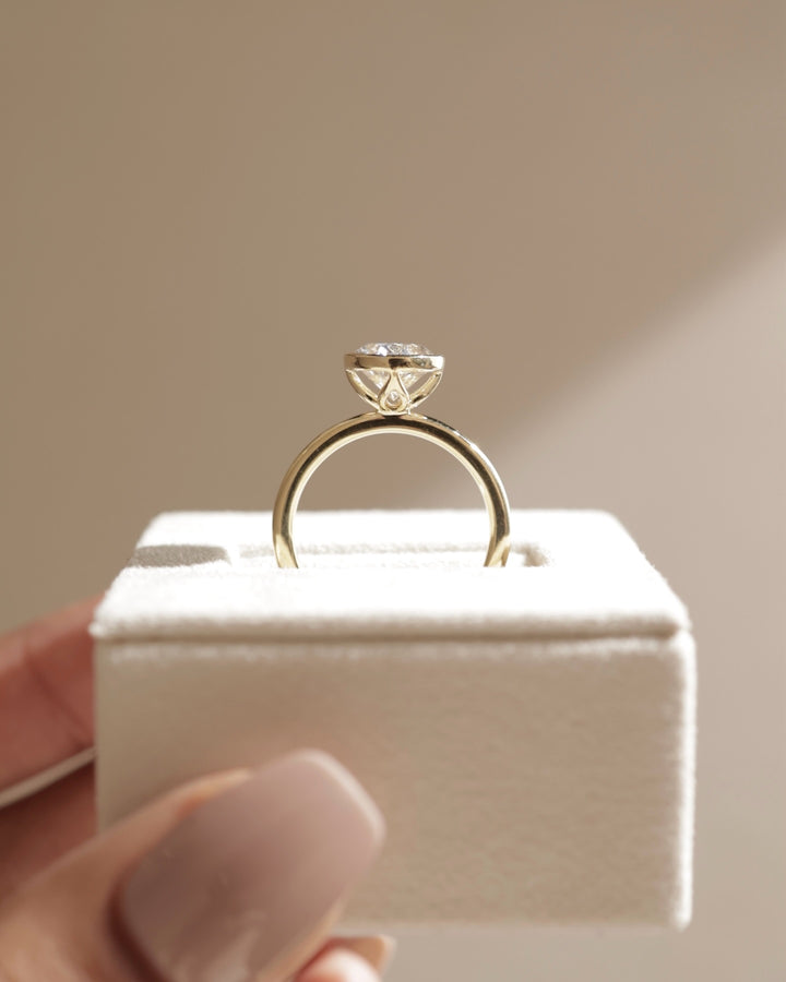 1.0CT-2.0CT Bezel Set Oval Cut Moissanite Solitaire Diamond Engagement Ring