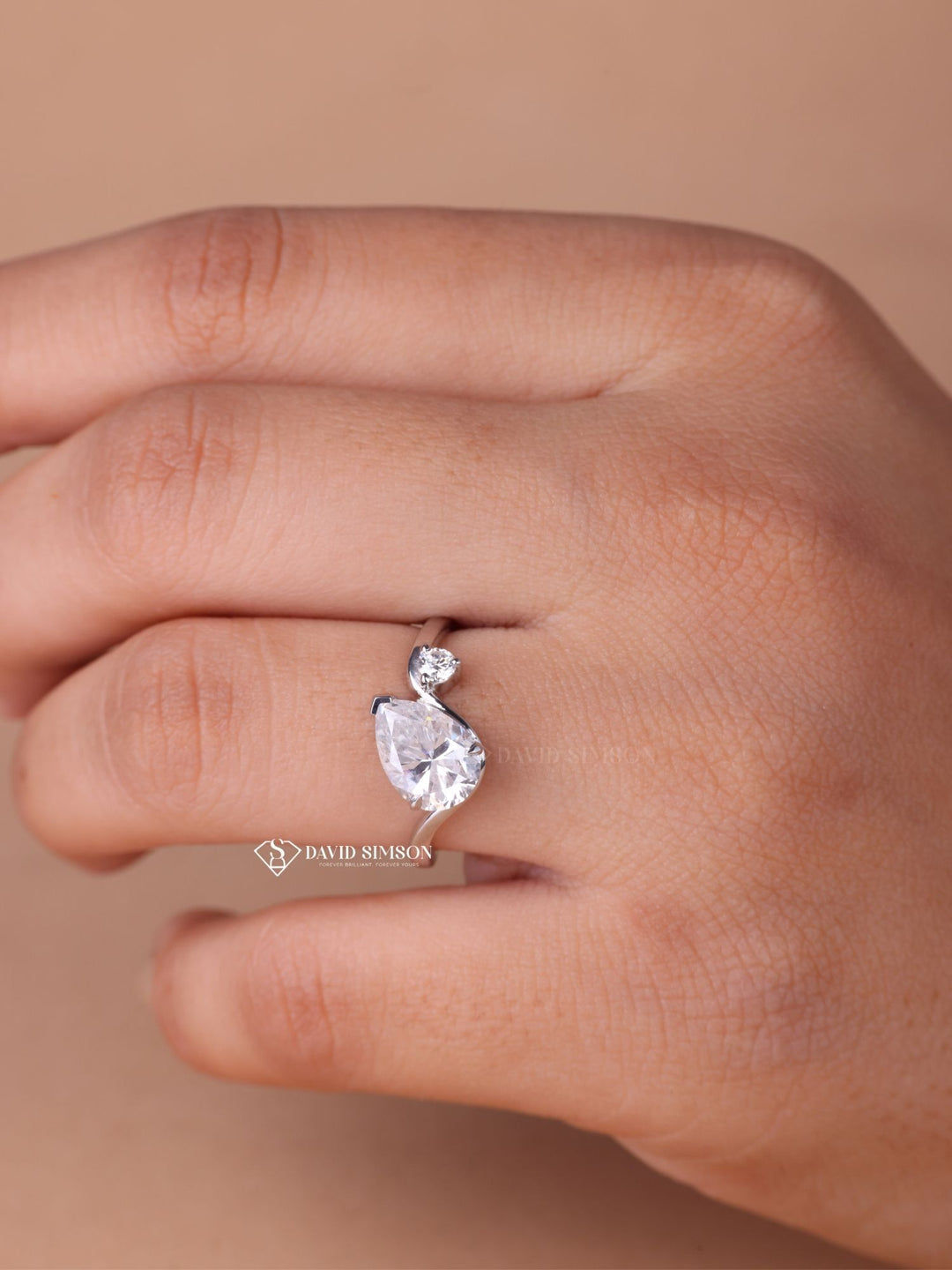 2.0CT-3.0CT Pear Cut Moissanite Diamond Curved Engagement Ring