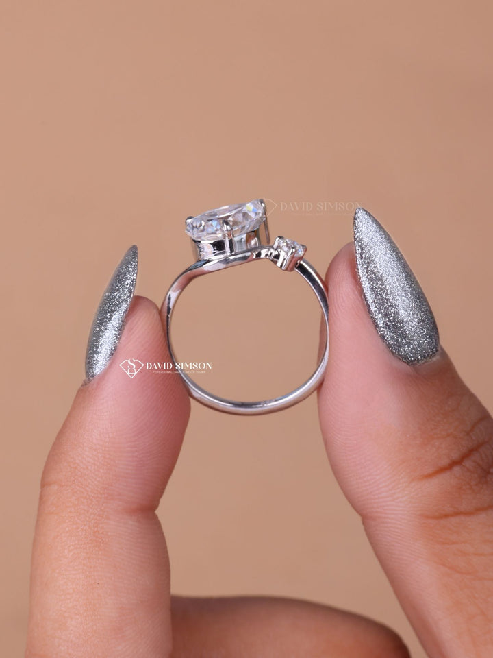 2.0CT-3.0CT Pear Cut Moissanite Diamond Curved Engagement Ring