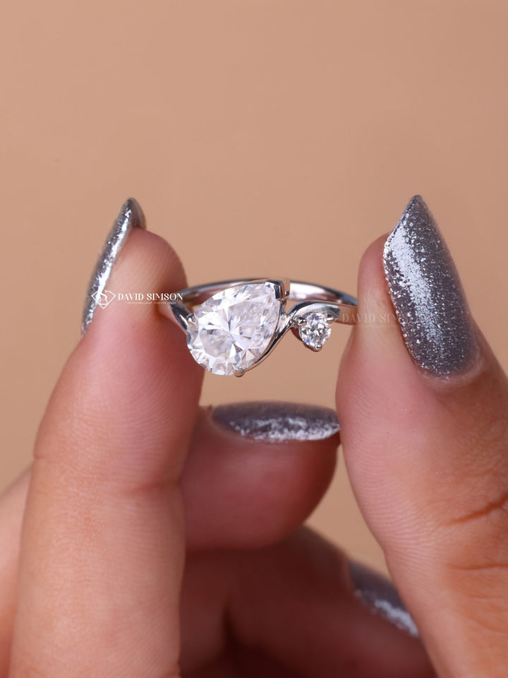 2.0CT-3.0CT Pear Cut Moissanite Diamond Curved Engagement Ring