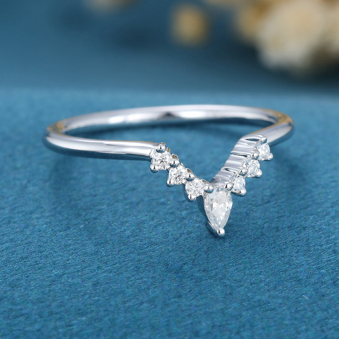 pear-round-shaped-moissanite-curved-wedding-band