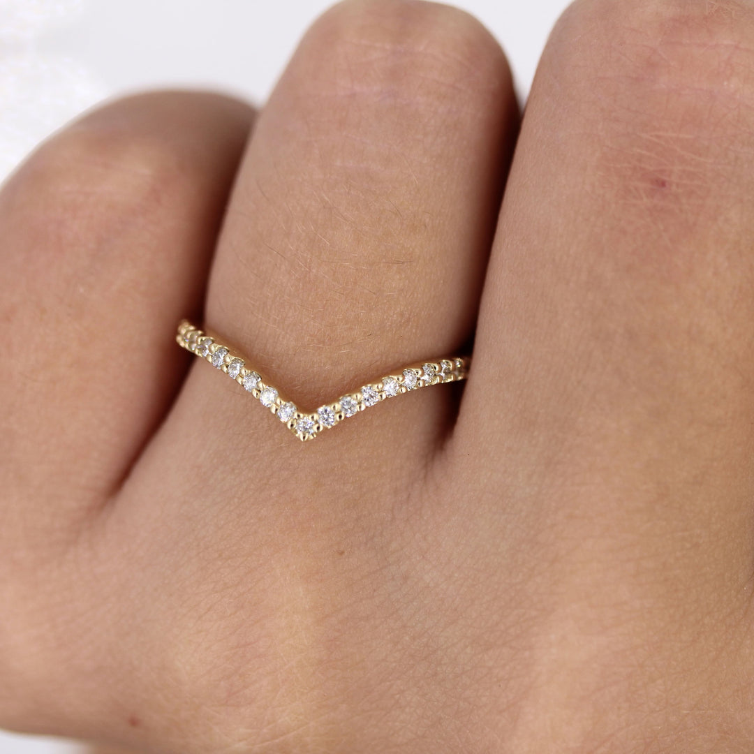 round-cut-curved-moissanite-wedding-band