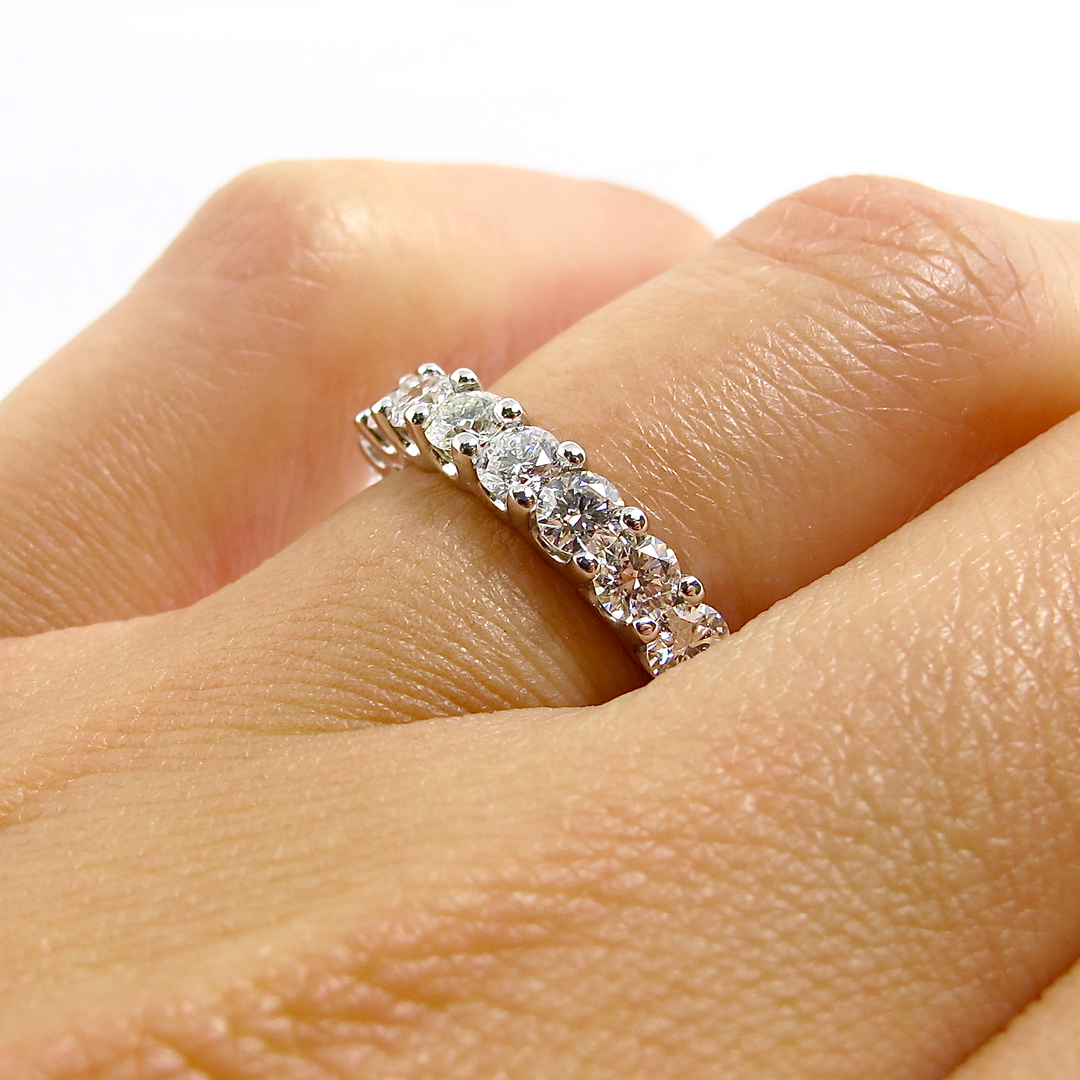 2-2-ct-round-cut-shared-prongs-setting-moissanite-wedding-band