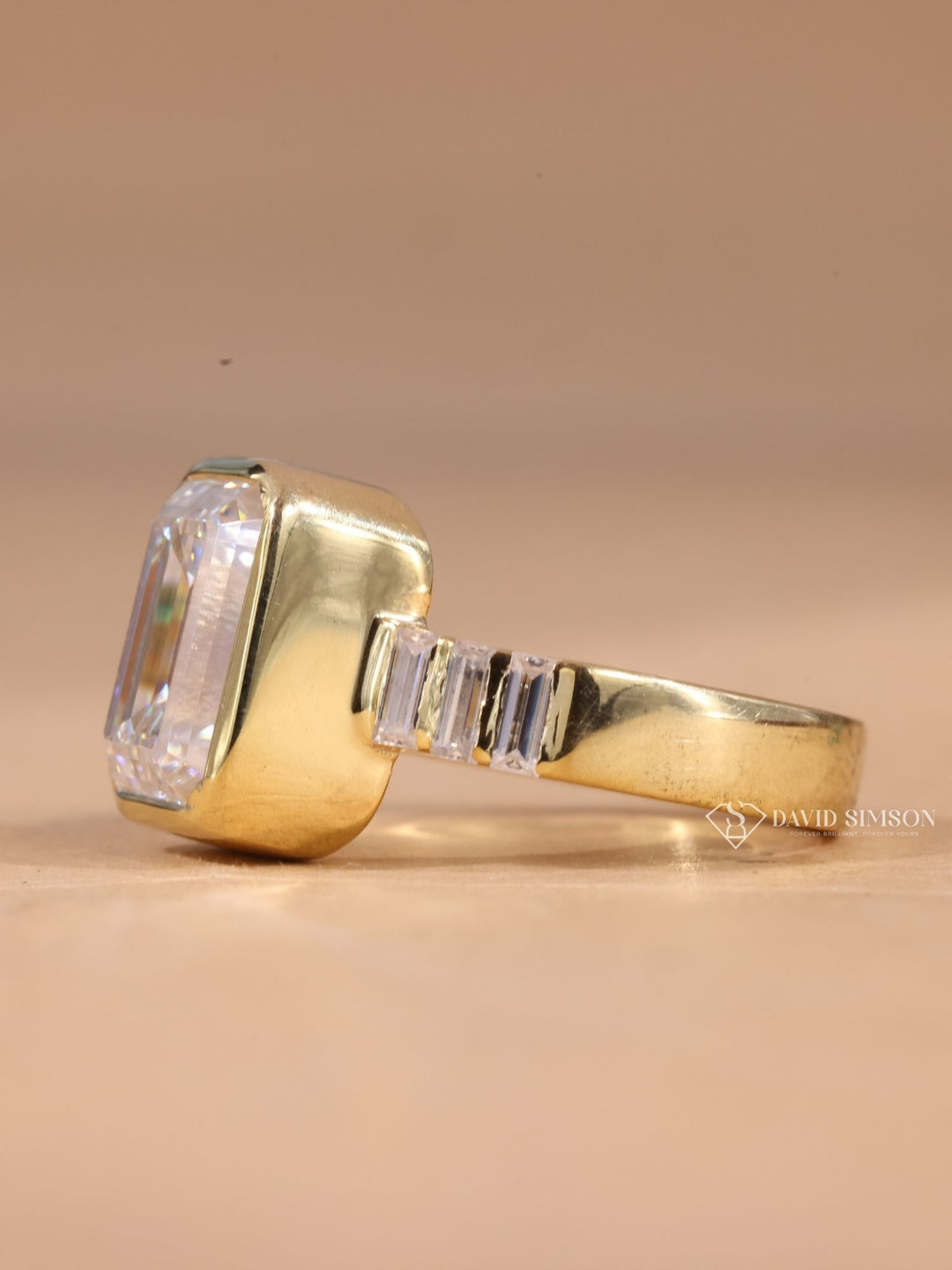 Modern bezel moissanite
Lab diamond alternative
VVS1 emerald moissanite