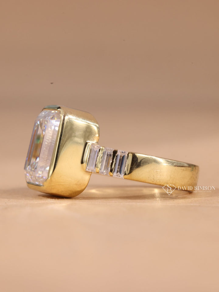 Modern bezel moissanite
Lab diamond alternative
VVS1 emerald moissanite