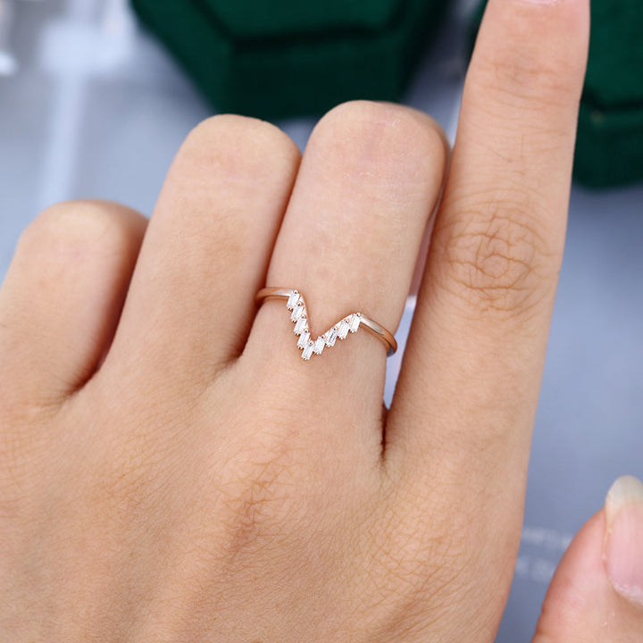 baguette-moissanite-v-shaped-wedding-band