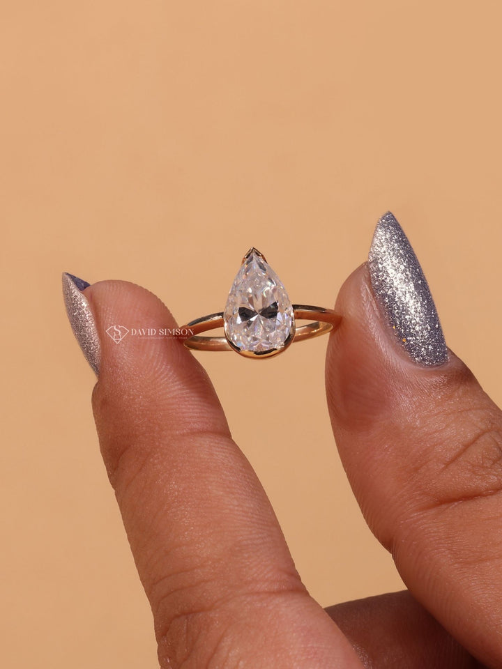 1.0CT-2.0CT Pear Cut Diamond Moissanite Solitaire Engagement Ring