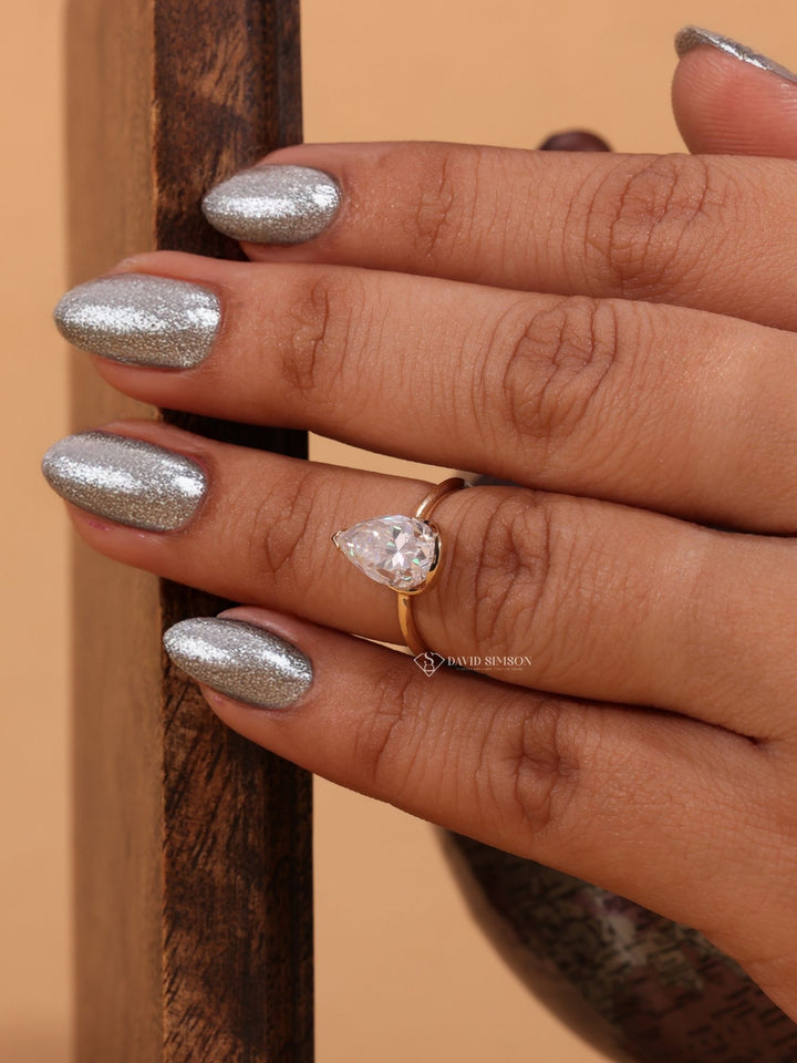 1.0CT-2.0CT Pear Cut Diamond Moissanite Solitaire Engagement Ring