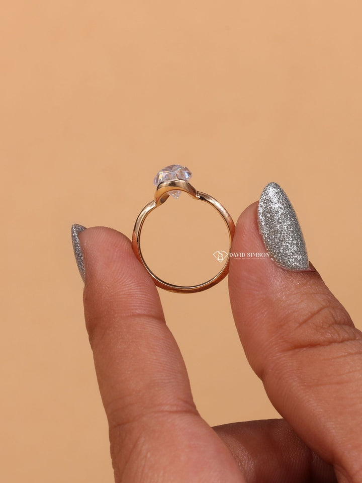 1.0CT-2.0CT Pear Cut Diamond Moissanite Solitaire Engagement Ring