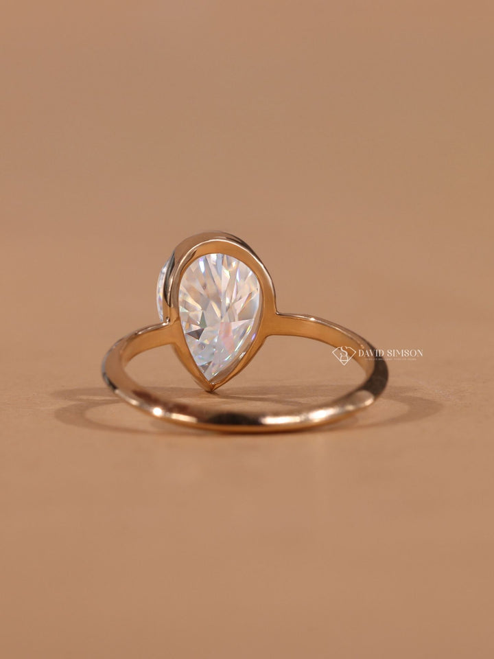 1.0CT-2.0CT Pear Cut Diamond Moissanite Solitaire Engagement Ring