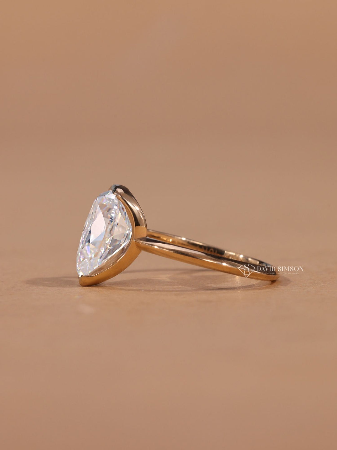 1.0CT-2.0CT Pear Cut Diamond Moissanite Solitaire Engagement Ring