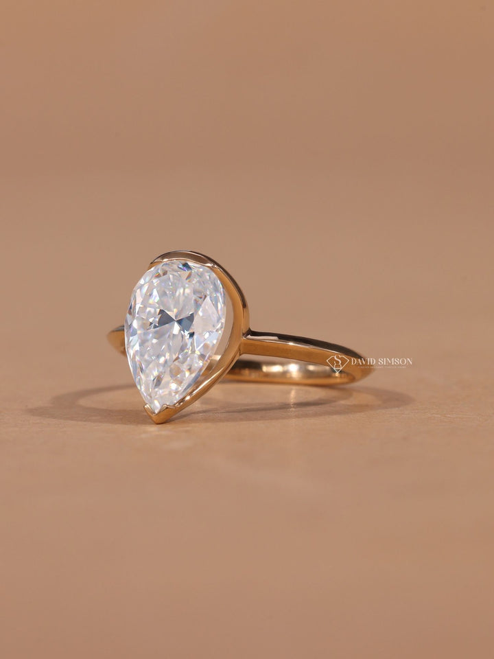 1.0CT-2.0CT Pear Cut Diamond Moissanite Solitaire Engagement Ring