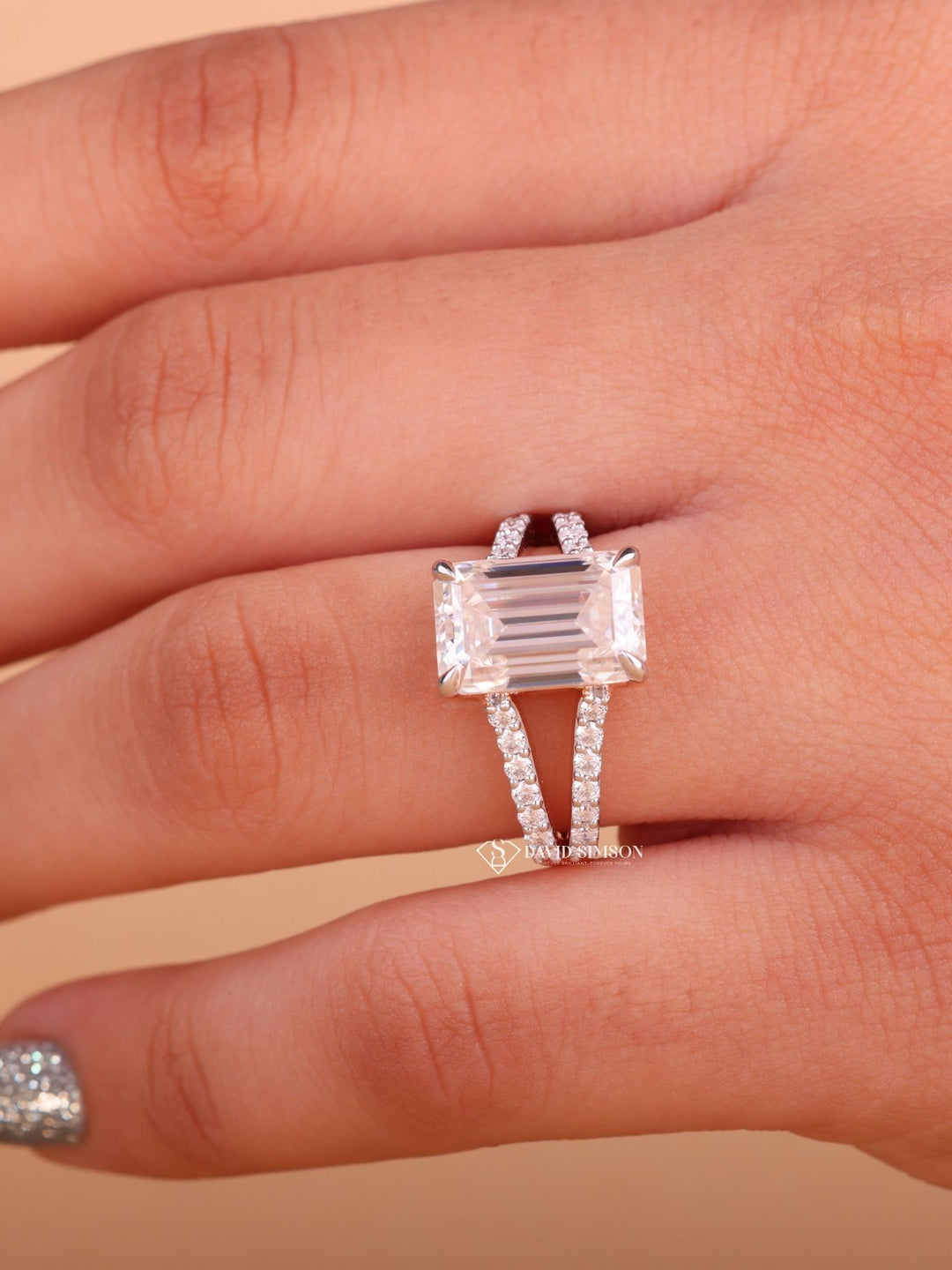 4.0CT-6.0CT Emerald Cut Moissanite Diamond Shank Engagement Ring