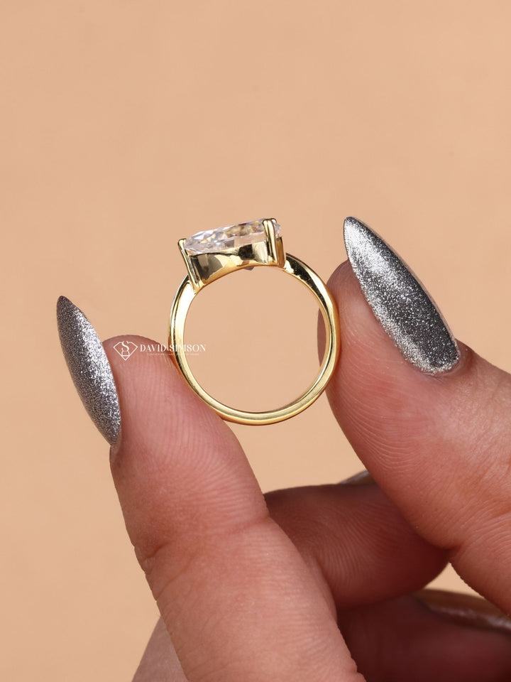 3.0CT-5.0CT Pear Cut Moissanite Diamond Curved Waves Engagement Ring