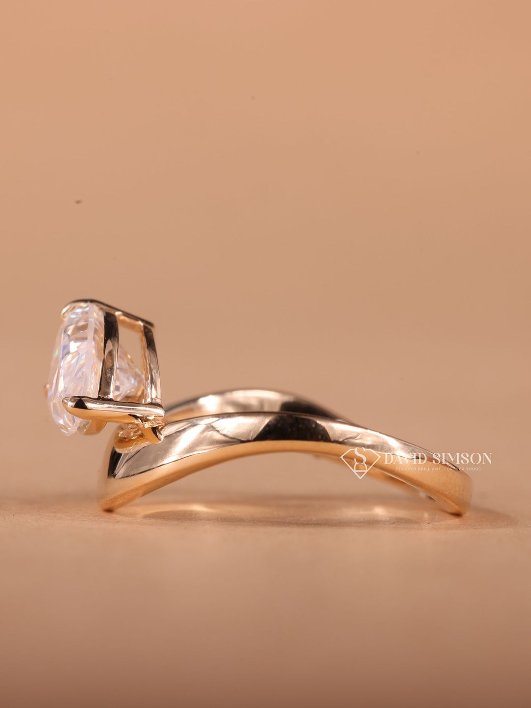 2.0CT-3.0CT Pear Cut Moissanite Diamond Curved Dome Engagement Ring