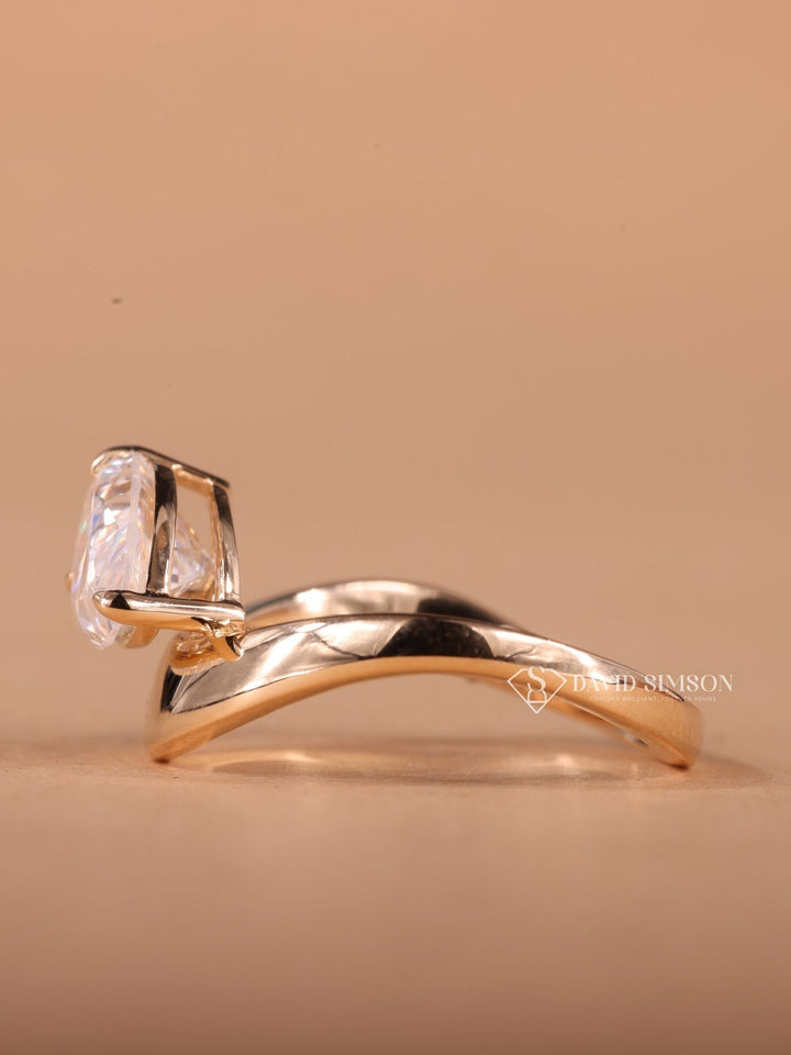 2.0CT-3.0CT Pear Cut Moissanite Diamond Curved Dome Engagement Ring