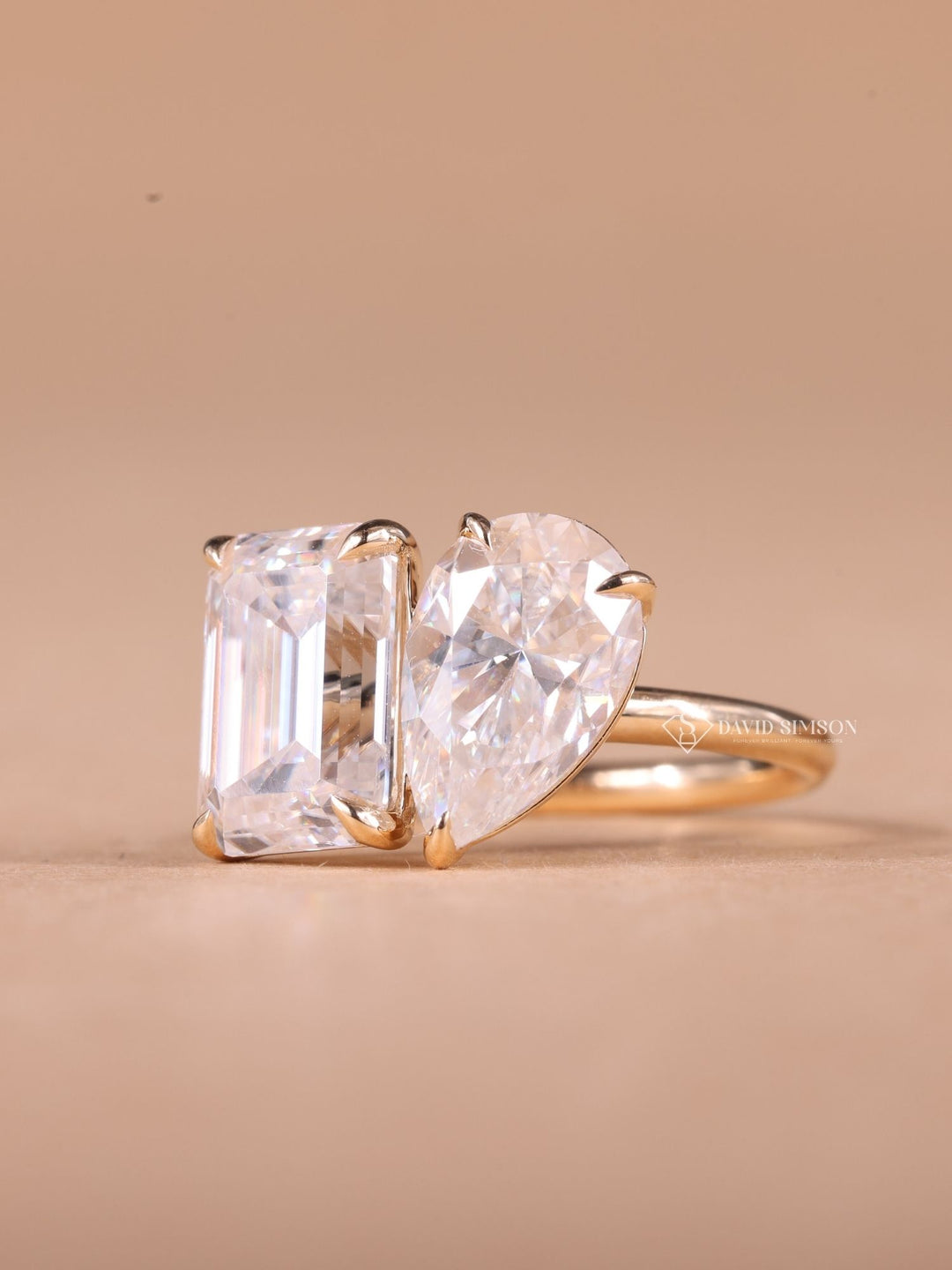 2.50CT Emerald &amp; 2.0CT Pear Cut Moissanite Diamond Toi et Moi Engagement Ring