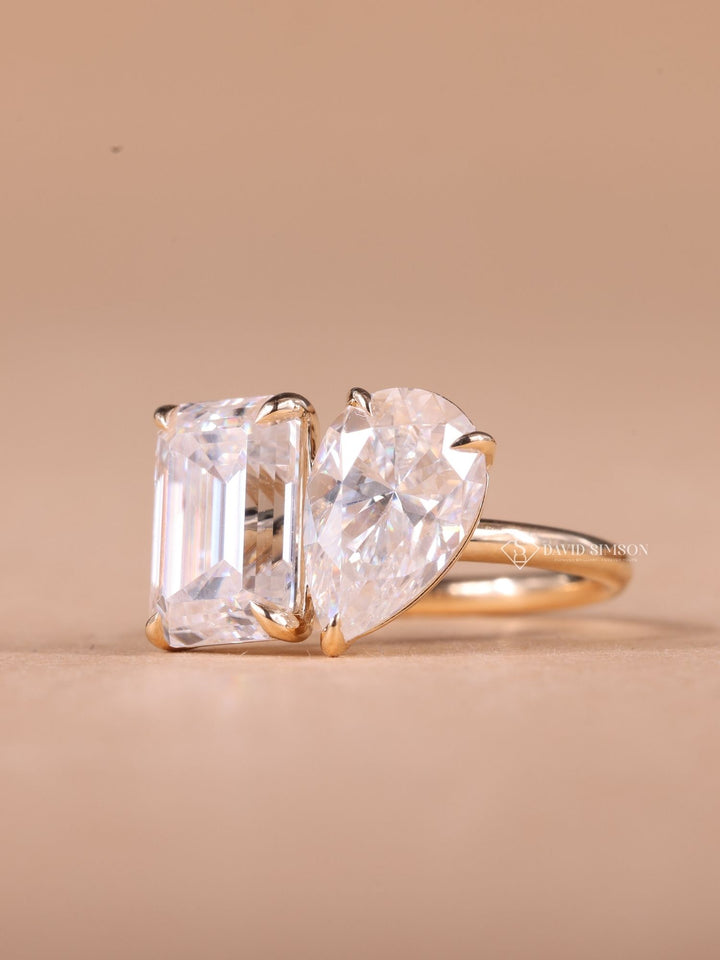 2.50CT Emerald &amp; 2.0CT Pear Cut Moissanite Diamond Toi et Moi Engagement Ring