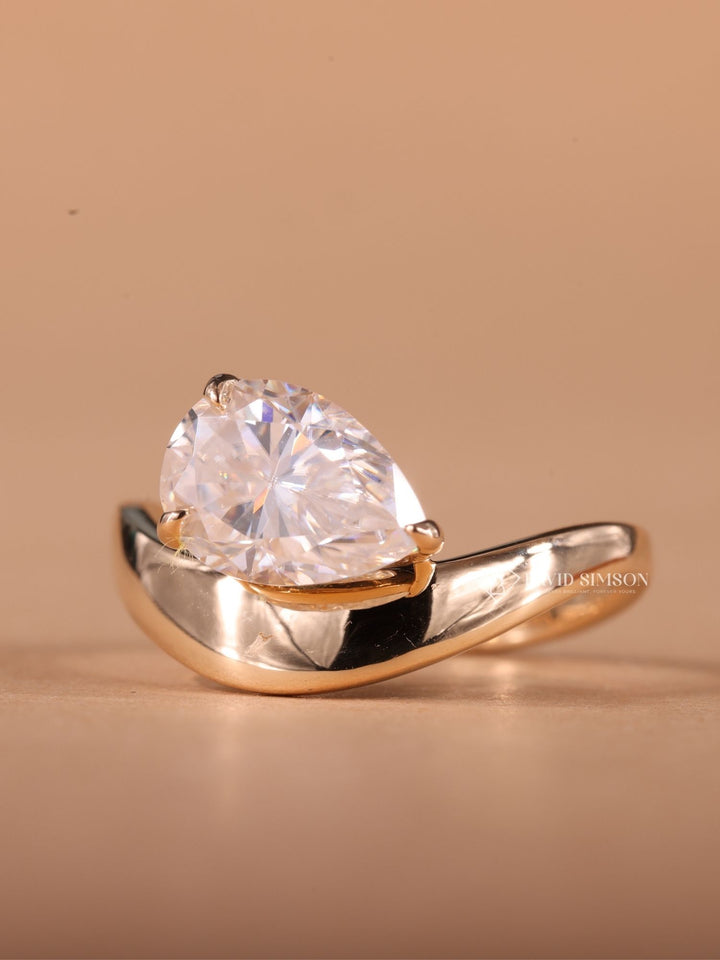 2.0CT-3.0CT Pear Cut Moissanite Diamond Curved Dome Engagement Ring