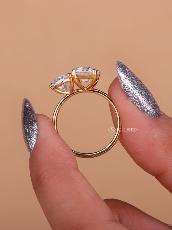 2.50CT Emerald & 2.0CT Pear Cut Moissanite Toi et Moi Diamond Engagement Ring