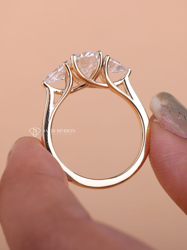 2.0CT-3.0CT Oval Cut Moissanite Diamond Three Stone Engagement Ring