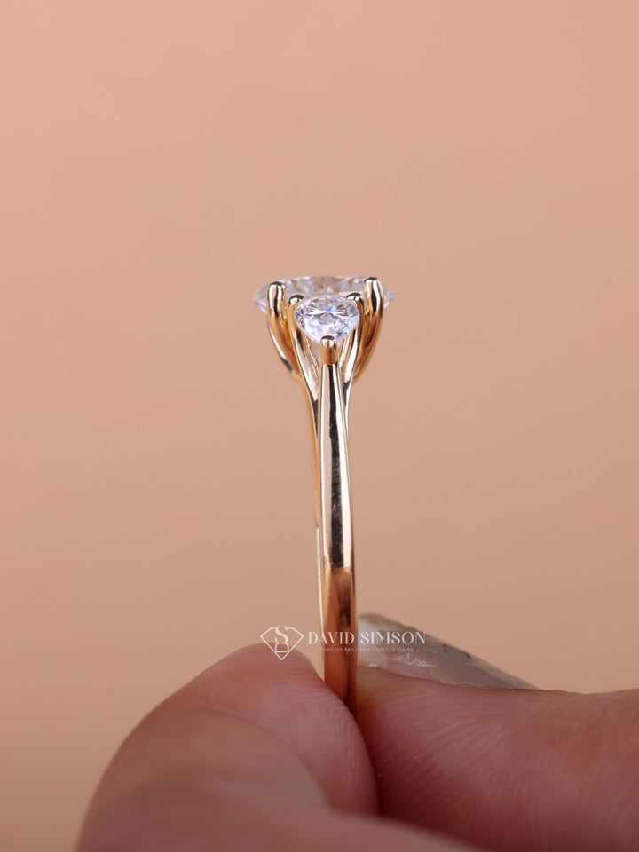 2.0CT-3.0CT Oval Cut Moissanite Diamond Three Stone Engagement Ring