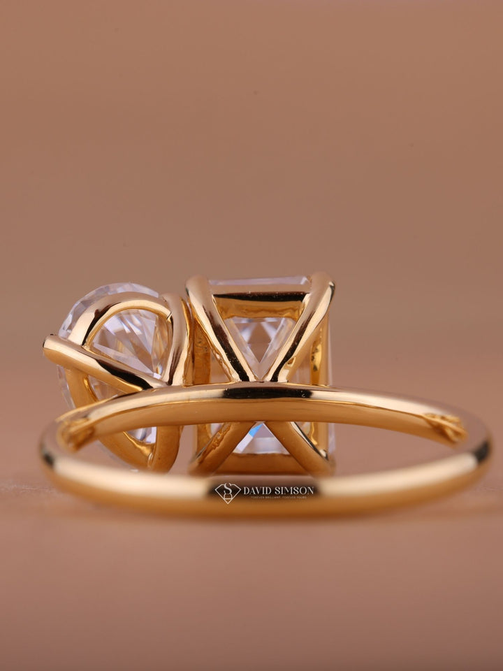 2.50CT Emerald & 2.0CT Pear Cut Moissanite Toi et Moi Diamond Engagement Ring