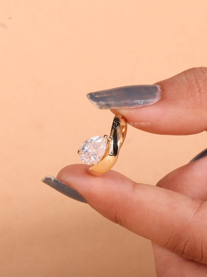 2.0CT-3.0CT Pear Cut Moissanite Diamond Curved Dome Engagement Ring
