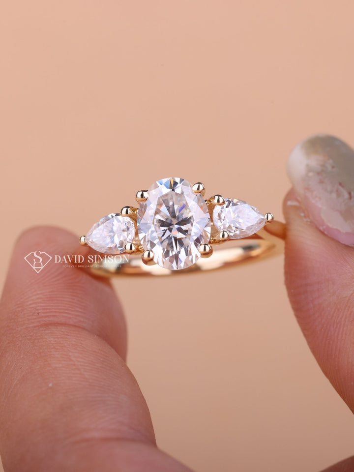 2.0CT-3.0CT Oval Cut Moissanite Diamond Three Stone Engagement Ring