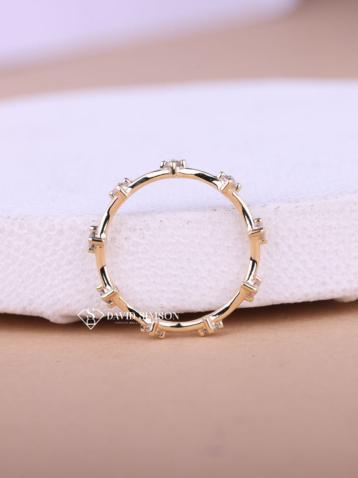 Round Cut Moissanite Distance Diamond Wedding Band for Women