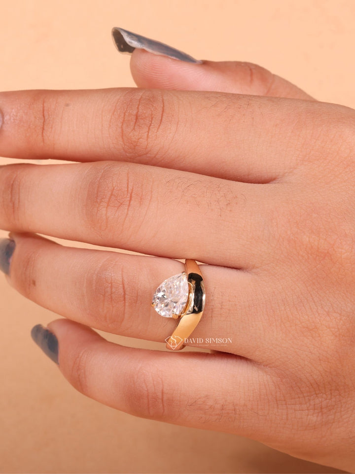 2.0CT-3.0CT Pear Cut Moissanite Diamond Curved Dome Engagement Ring