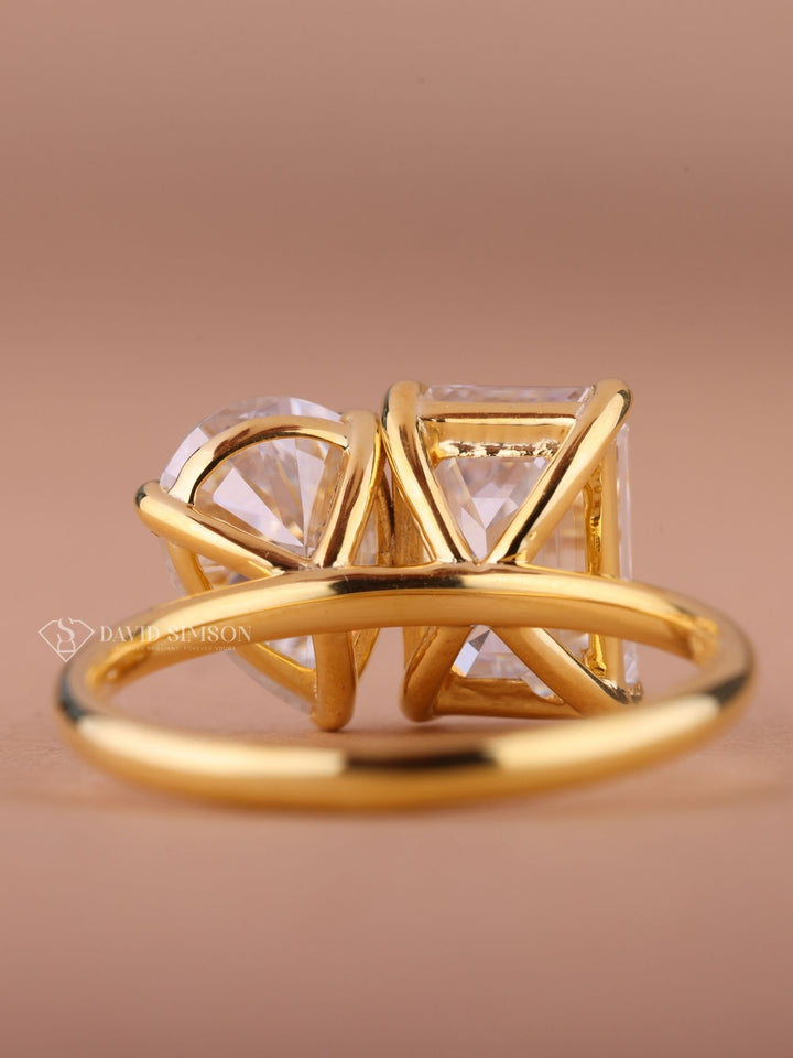 3.0CT Emerald & 2.50CT Pear Cut Moissanite Diamond Toi et Moi Engagement Ring