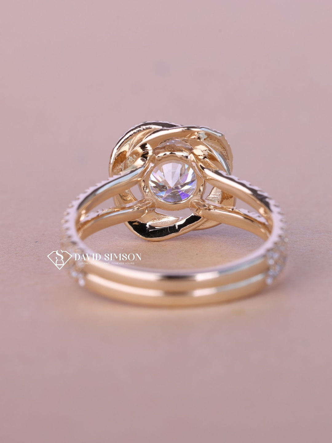 0.50CT-1.50CT Round Cut Moissanite Flower Halo Diamond Engagement Ring