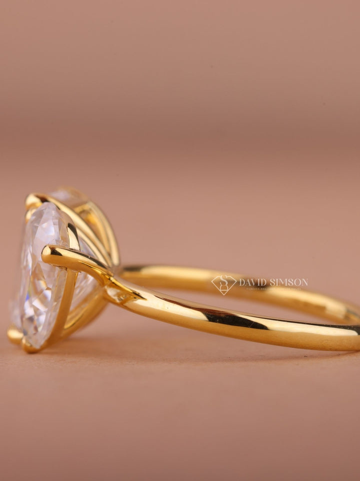 3.0CT Emerald & 2.50CT Pear Cut Moissanite Diamond Toi et Moi Engagement Ring