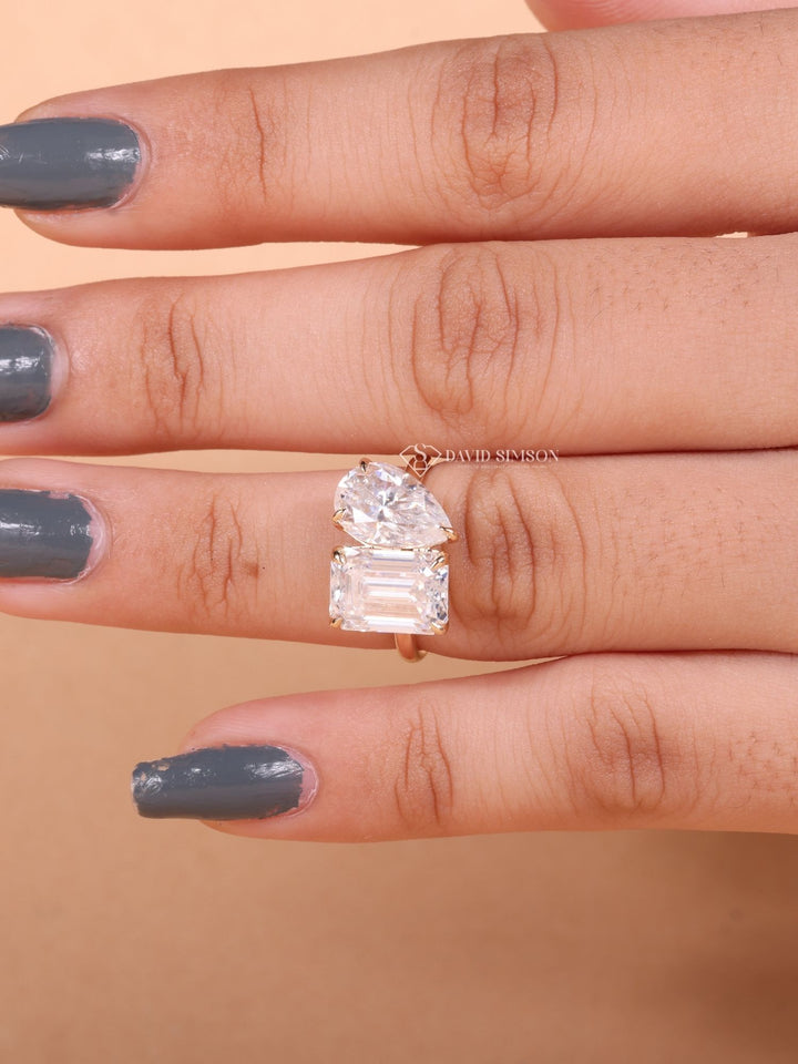 2.50CT Emerald &amp; 2.0CT Pear Cut Moissanite Diamond Toi et Moi Engagement Ring
