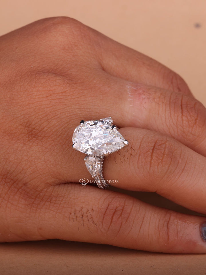 5.0CT-7.0CT Pear Cut Moissanite Hidden Halo Diamond Three Stone Engagement Ring