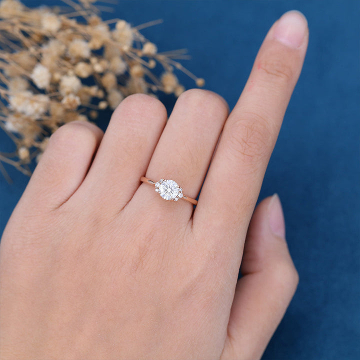 round-shaped-moissanite-cluster-engagement-ring-4