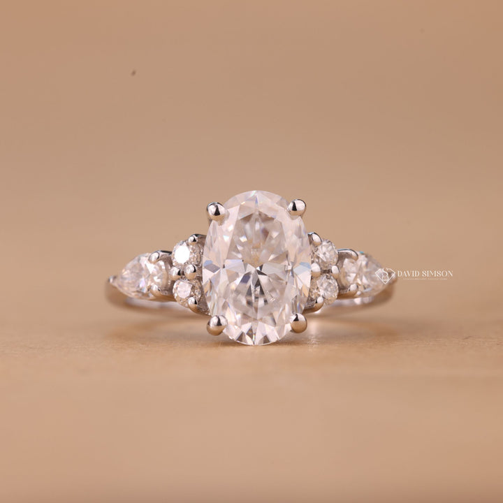 Unique oval ring
Vintage cluster setting
Sunburst engagement ring
