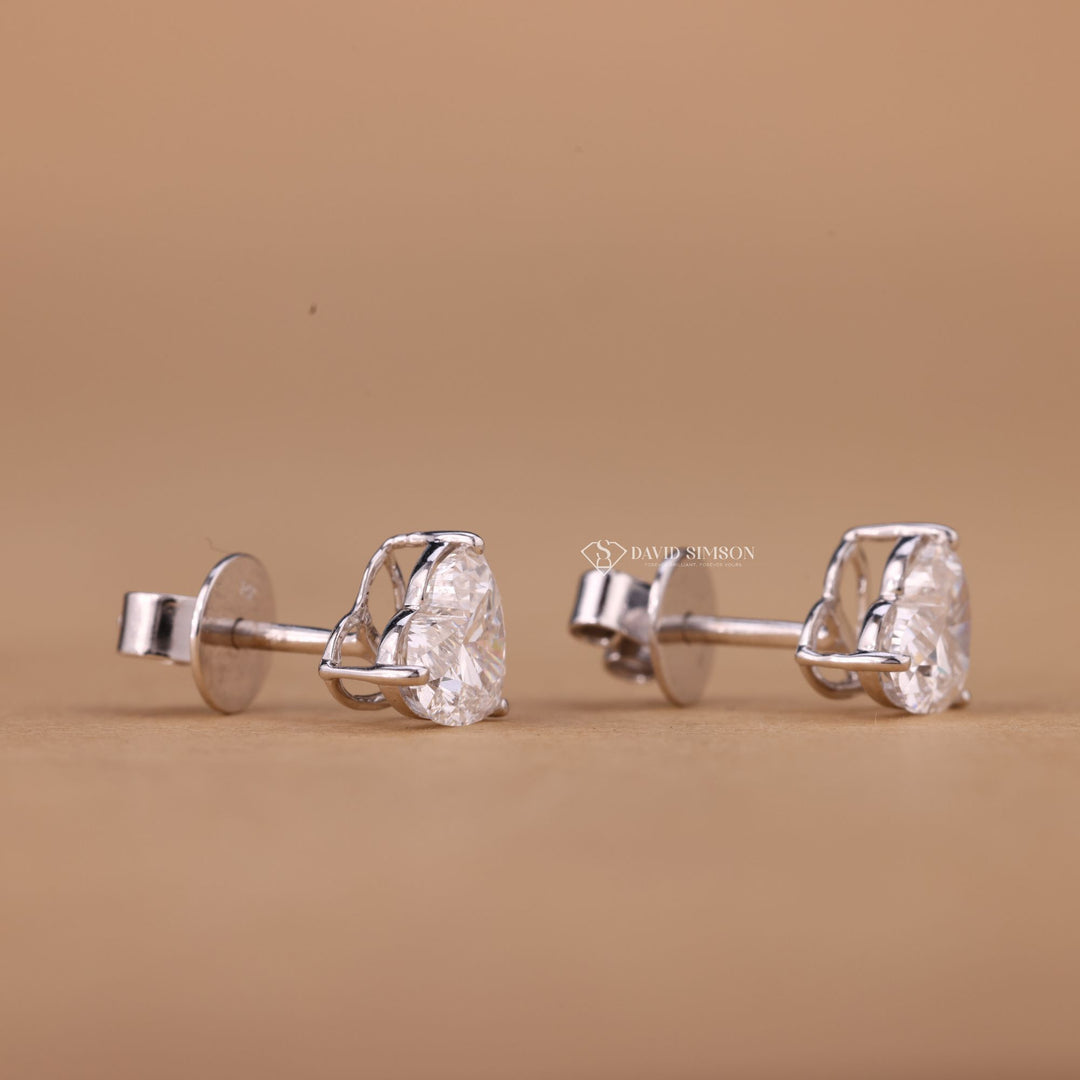 Bridesmaid gift earrings
Daily wear heart studs
Luxury moissanite studs