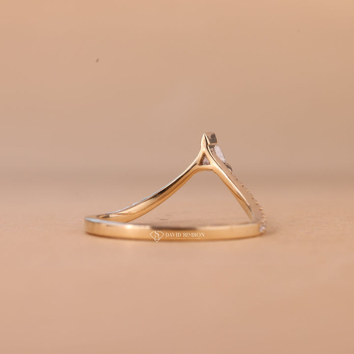 Diamond Alternative
Conflict Free Moissanite
Handcrafted Curved Band
Sparkling Moissanite Band
Custom Wedding Band