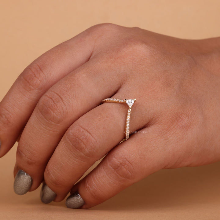 Round Diamond Alternative
Curved Bridal Band
Contoured Moissanite Band
14K