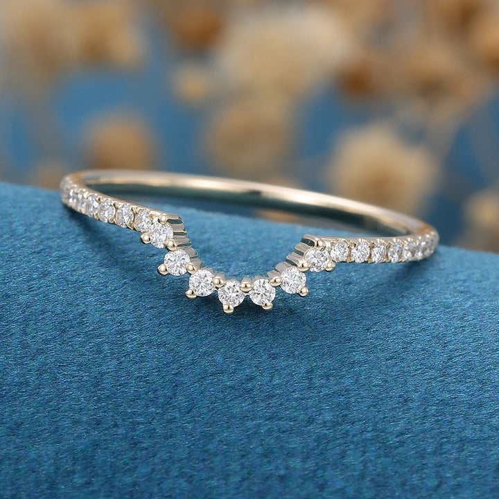 round-shaped-moissanite-curved-wedding-band