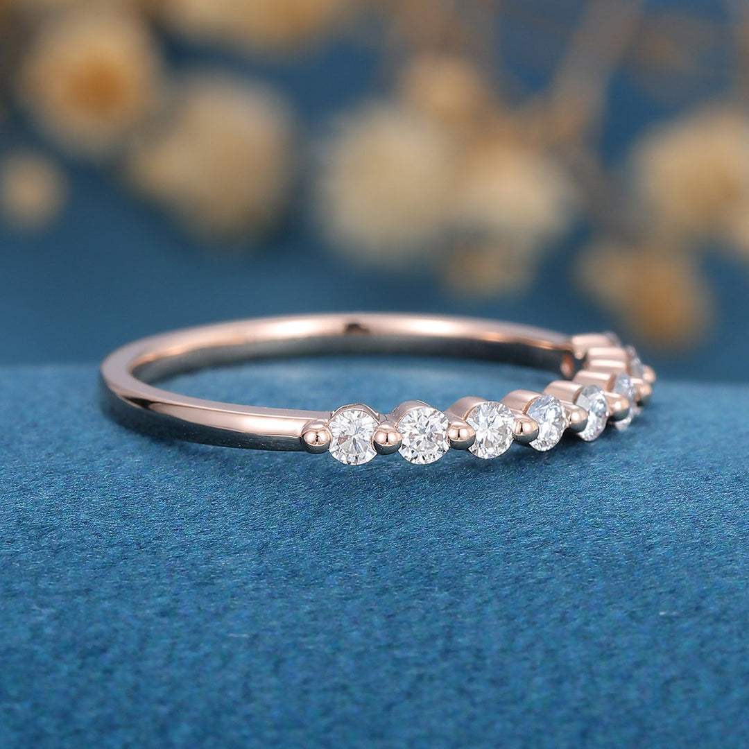 round-shaped-moissanite-bubble-prongs-wedding-band